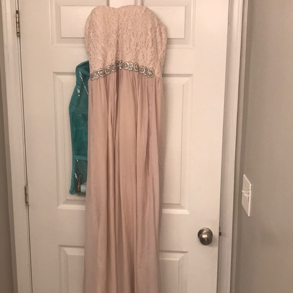 Cream formal dress with beautiful details. - Picture 1 of 4